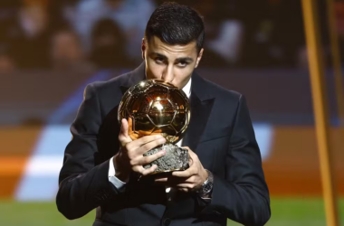 Rodri, que esteve de muletas na cerimônia, beija sua Bola de Ouro — Foto: REUTERS/Sarah Meyssonnier