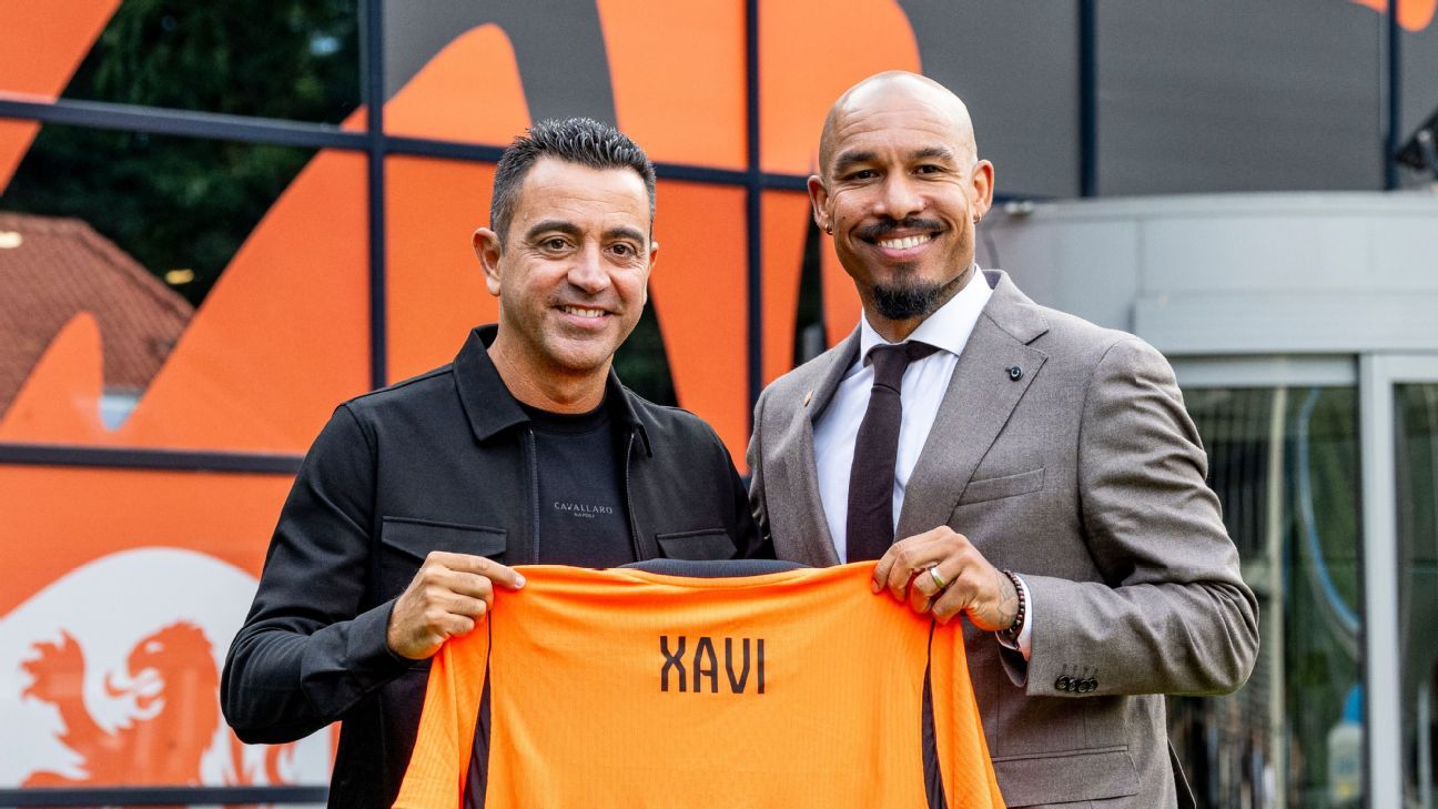 Xavi Hernández ao lado do diretor Nigel de Jong durante sua apresentação na seleção holandesa. Foto: Getty Images