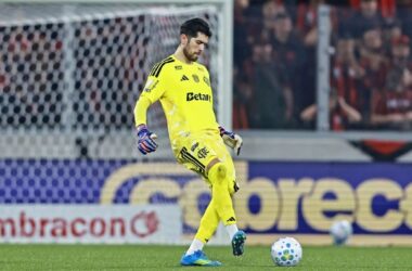 Rossi, goleiro do Flamengo, jogando com os pés.