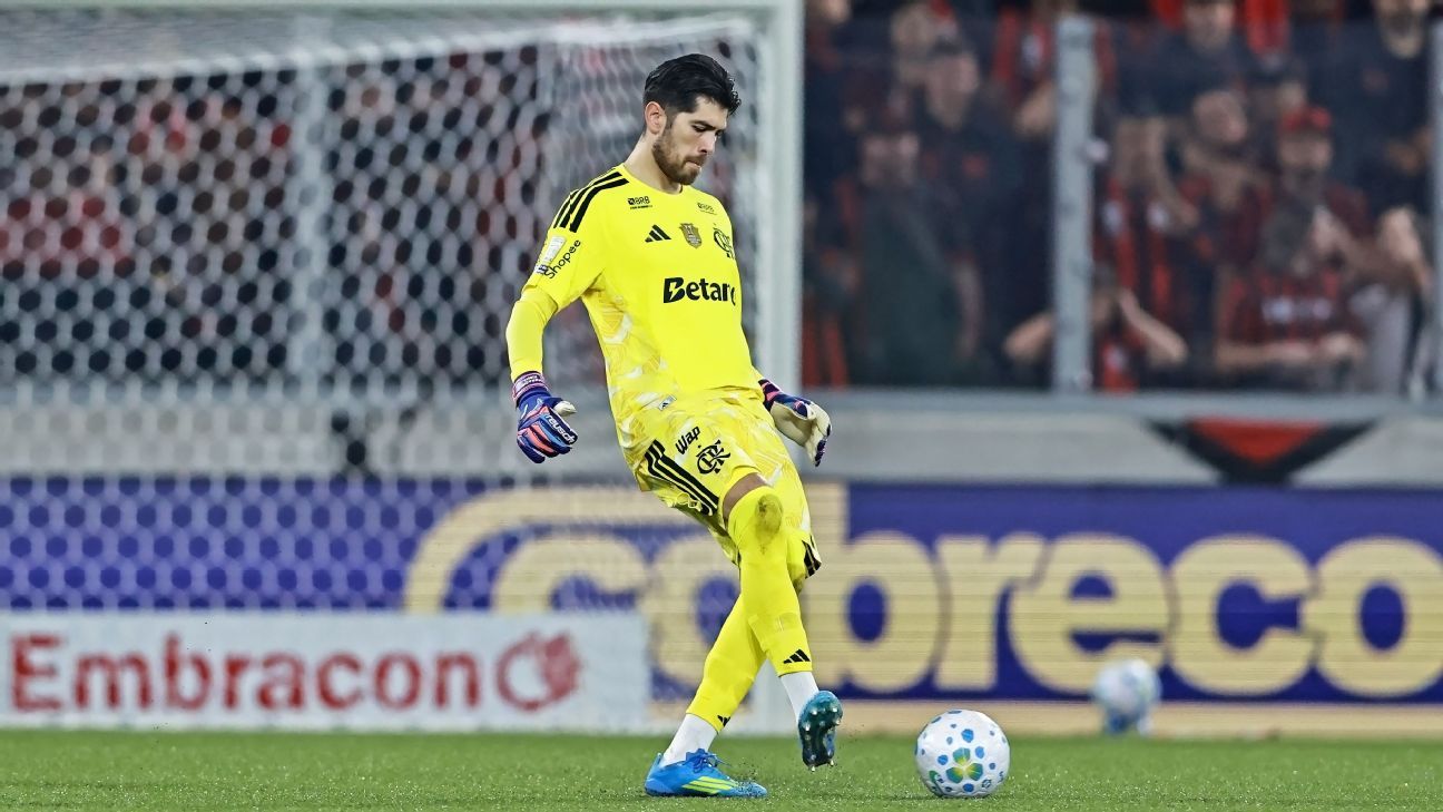 Rossi, goleiro do Flamengo, jogando com os pés.