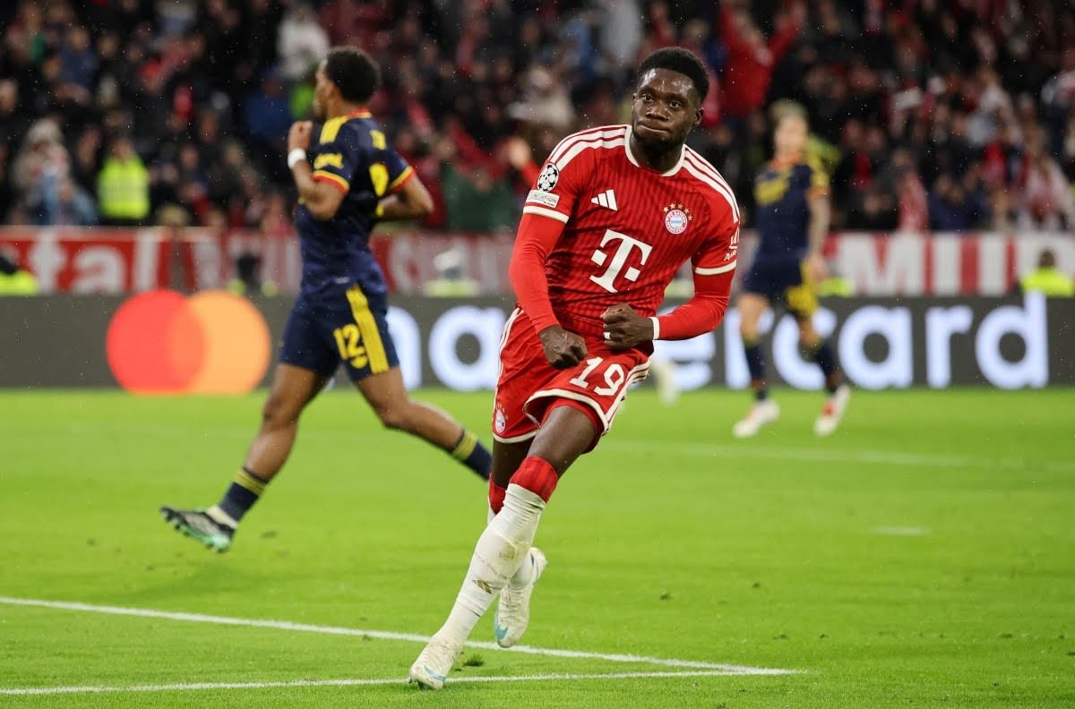 Alphonso Davies após o empate contra o Arsenal na Champions League (Foto:Alex Grimm/Getty Images)