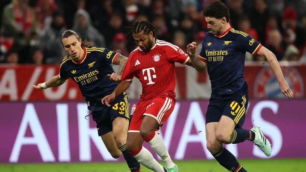 Serge Gnabry marcado por Declan Rice e Riccardo Calafiori (Foto:Getty Imagens)