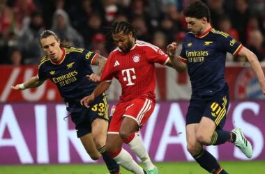 Serge Gnabry marcado por Declan Rice e Riccardo Calafiori (Foto:Getty Imagens)
